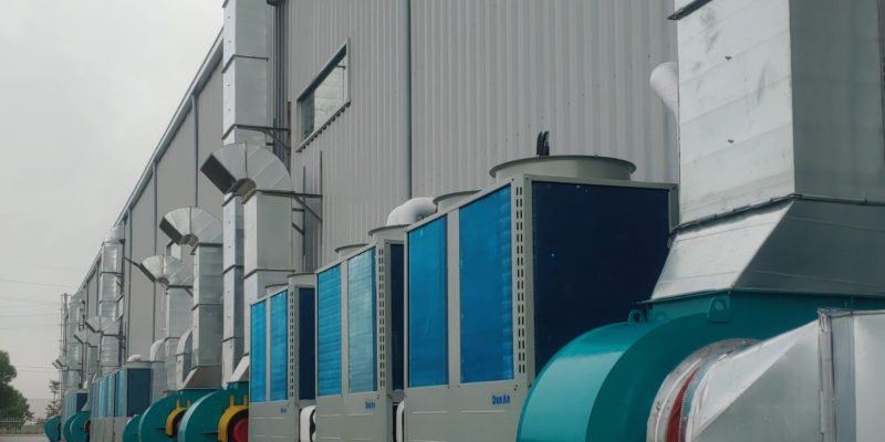 Hệ thống sử dụng quạt hút công suất lớn để hút khói ra ngoài thông qua hệ thống ống gió.